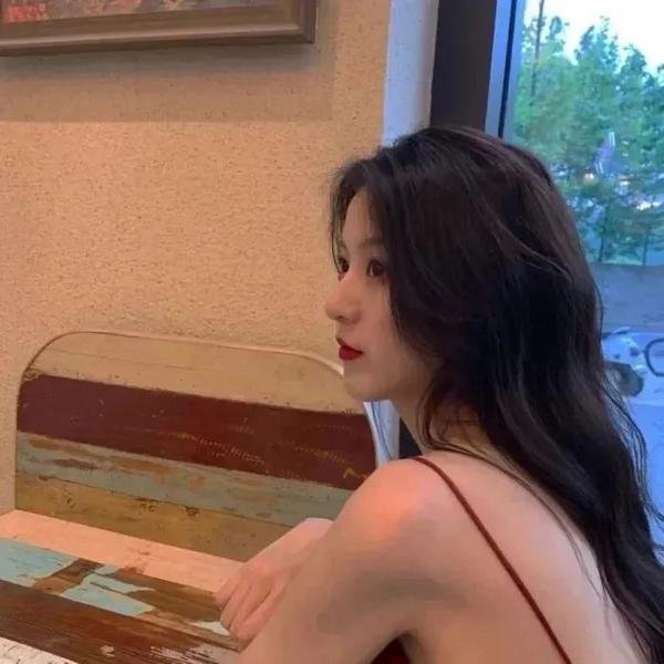 坐在酒吧里吃蛋糕